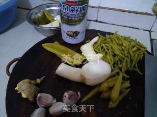 酸辣焖牛腩的做法步骤：1