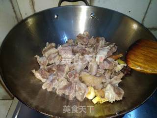 酸辣焖牛腩的做法步骤：3