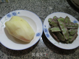 扁豆煮土豆的做法步骤：1