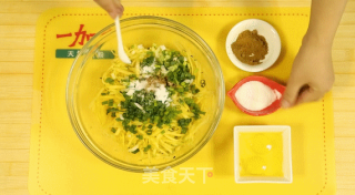 酥脆香，嫩可口，南瓜煎饼，丝丝润滑的做法步骤：3