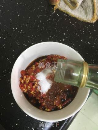 剁椒鱼头的做法步骤：4