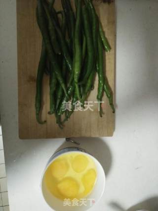 尖椒鸡蛋的做法步骤：1