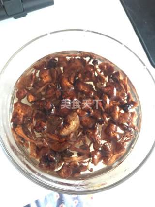 衔花说蜜 东北山珍榛蘑土豆片的做法步骤：1