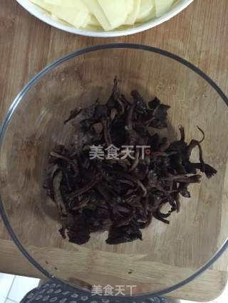衔花说蜜 东北山珍榛蘑土豆片的做法步骤：2