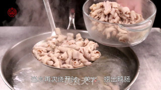 弹牙的【脆炒鲜鸭肠】的做法步骤：3
