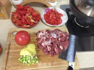 西红柿炖牛肉的做法步骤：1