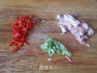 滑子蘑炒肉的做法步骤：2