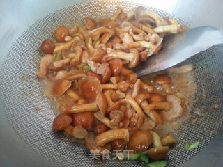 滑子蘑炒肉的做法步骤：7