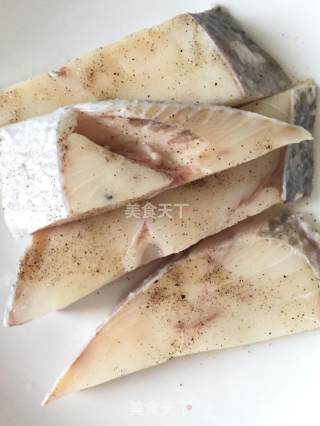 香煎鳕鱼的做法步骤：1
