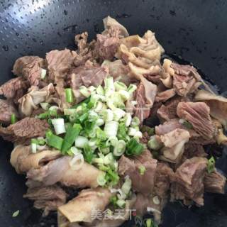 西红柿炖牛腩的做法步骤：2