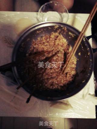 白菜猪肉饺子的做法步骤：2