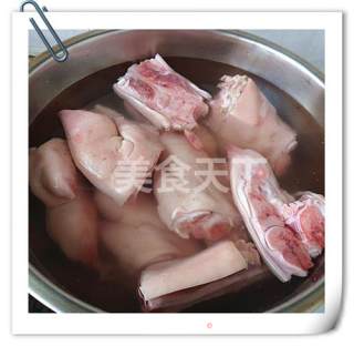 红烧猪蹄的做法步骤：2