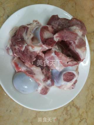 榴莲炖骨头的做法步骤：1