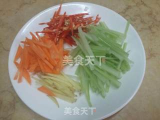 木耳炒肉丝的做法步骤：2