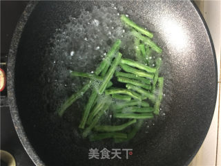 豆角的另类吃法——煎烤豆角的做法步骤：2