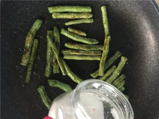 豆角的另类吃法——煎烤豆角的做法步骤：4