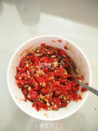 剁椒鱼头绝对是厨房小白最快能拿的出手的一道菜，简单好吃的做法步骤：2