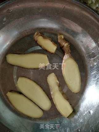 剁椒鱼头绝对是厨房小白最快能拿的出手的一道菜，简单好吃的做法步骤：3