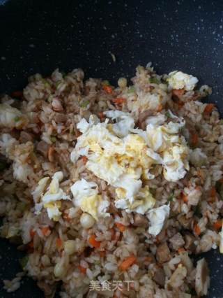 牛肉粒蔬菜炒饭的做法步骤：5