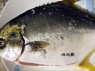 传统粤菜之清蒸金鲳鱼#肉肉厨的做法步骤：2