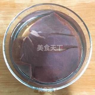 爆炒猪肝的做法步骤：1
