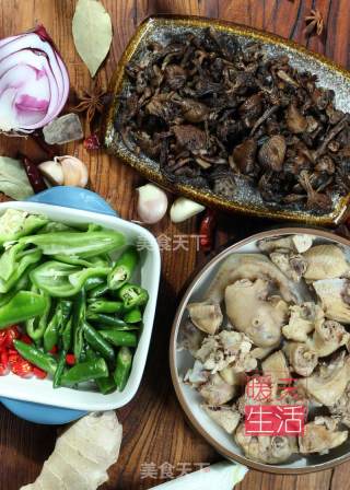 小鸡炖蘑菇的做法步骤：1