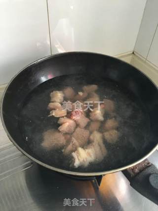 牛腩萝卜汤的做法步骤：1