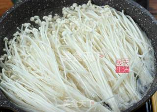 双椒金针菇的做法步骤：2