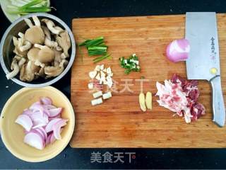 蘑菇洋葱炒肉的做法步骤：1