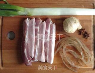 猪肉炖粉条的做法步骤：1