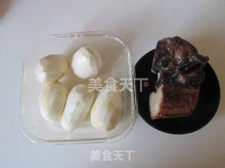 腊肉蒸芋头的做法步骤：1