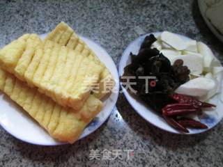 黑木耳茭白煮兰花豆腐干的做法步骤：1