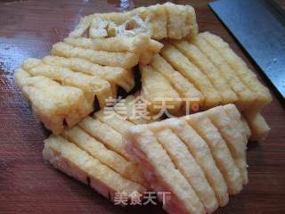 黑木耳茭白煮兰花豆腐干的做法步骤：2