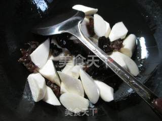 黑木耳茭白煮兰花豆腐干的做法步骤：3