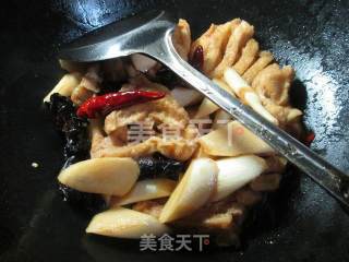 黑木耳茭白煮兰花豆腐干的做法步骤：9