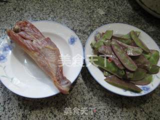 扁豆煮腊鸡腿的做法步骤：1