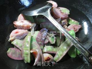 扁豆煮腊鸡腿的做法步骤：3