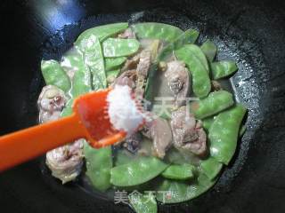 扁豆煮腊鸡腿的做法步骤：5
