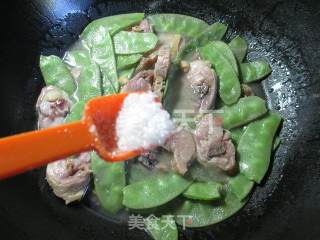 扁豆煮腊鸡腿的做法步骤：6