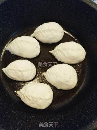 韭菜章鱼水煎包的做法步骤：9