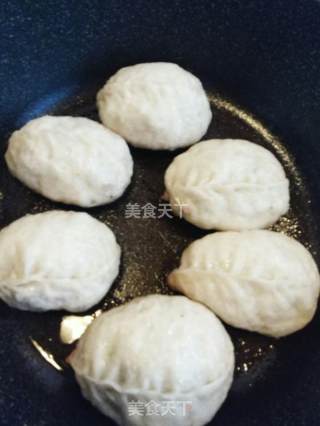 韭菜章鱼水煎包的做法步骤：11