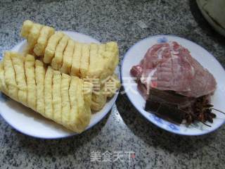 兰花豆腐干烧大排的做法步骤：1