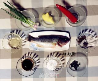 肉肉厨教您清蒸鲈鱼如何才能做到鱼肉味鲜嫩滑？的做法步骤：1