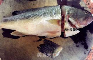 肉肉厨教您清蒸鲈鱼如何才能做到鱼肉味鲜嫩滑？的做法步骤：2