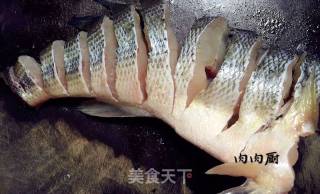 肉肉厨教您清蒸鲈鱼如何才能做到鱼肉味鲜嫩滑？的做法步骤：3