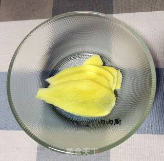 肉肉厨教您清蒸鲈鱼如何才能做到鱼肉味鲜嫩滑？的做法步骤：4