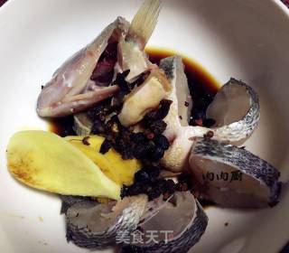 肉肉厨教您清蒸鲈鱼如何才能做到鱼肉味鲜嫩滑？的做法步骤：5