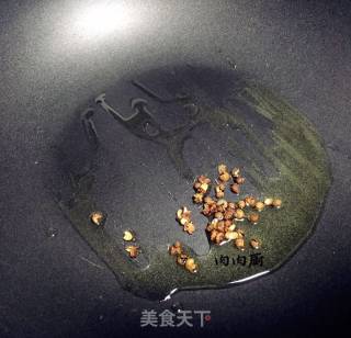 肉肉厨教您清蒸鲈鱼如何才能做到鱼肉味鲜嫩滑？的做法步骤：9