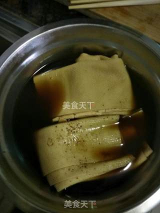 凉拌卤味豆腐皮的做法步骤：4