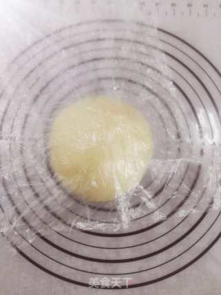 充满正能量的早餐面包肉松卷的做法步骤：2